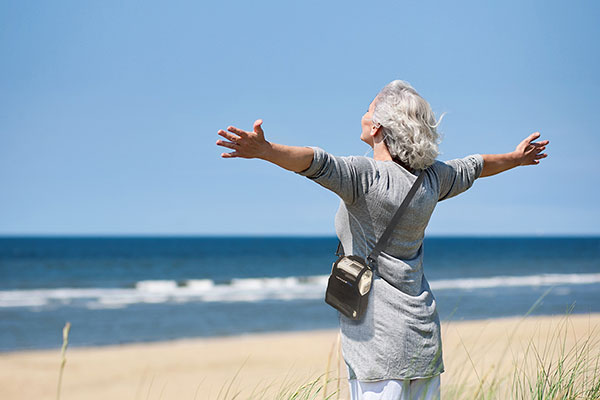 woman-on-beach-inogen-portable-oxygen-concentrator-mobile